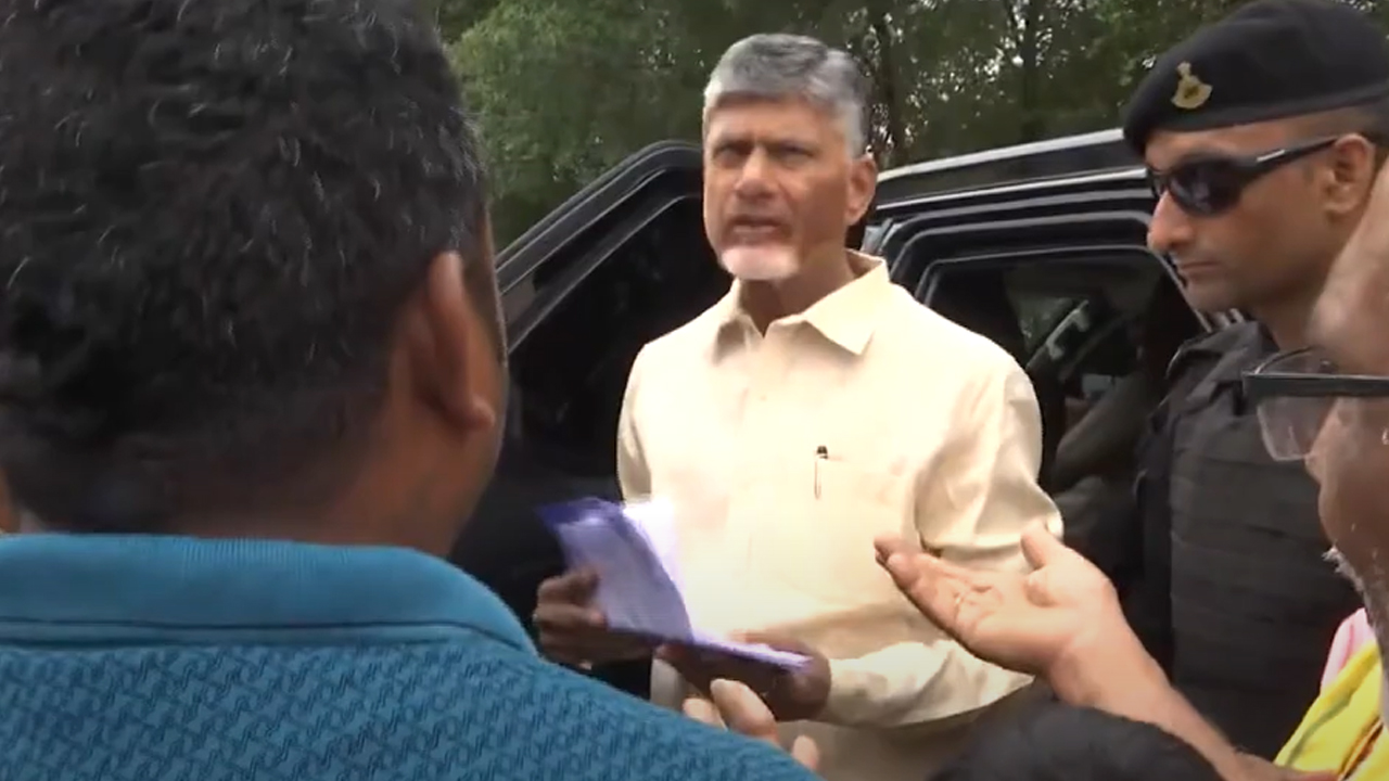 Chandrababu stops the convoy middle for people