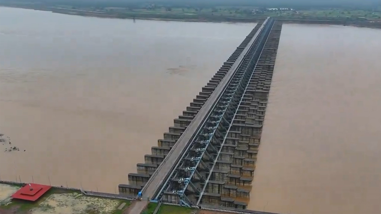 medigadda barrage with full of water video